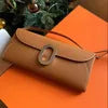 Petit sac bandoulière à rabat et fermoir ovale doré