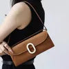 Petit sac bandoulière à rabat et fermoir ovale doré