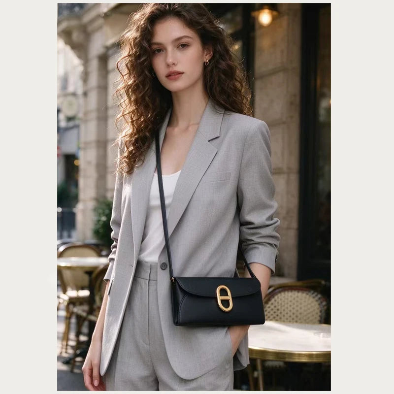 Petit sac bandoulière à rabat et fermoir ovale doré
