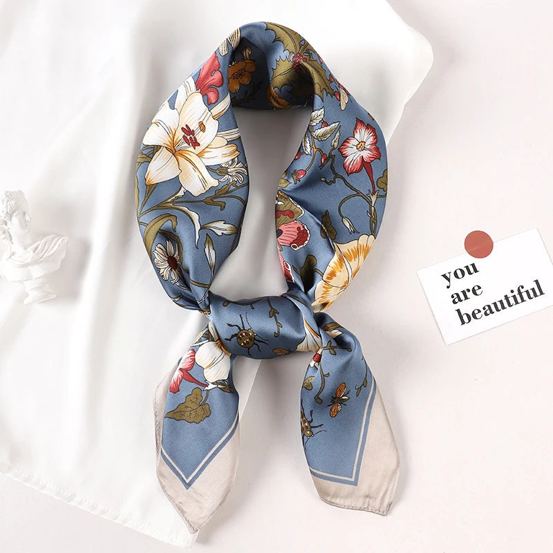 Foulard Femme 70x70cm – Motif Carreaux Chic MYNELIA