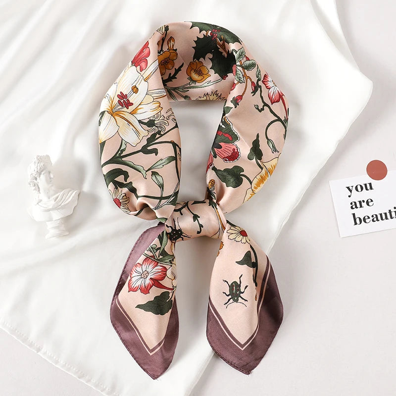 Foulard Femme 70x70cm – Motif Carreaux Chic MYNELIA