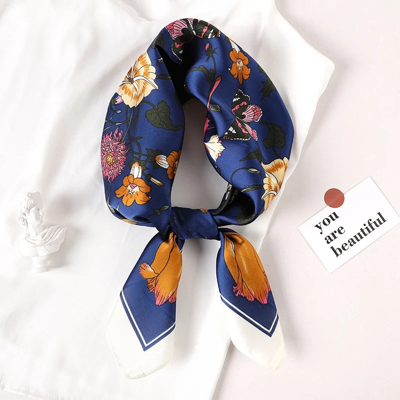 Foulard Femme 70x70cm – Motif Carreaux Chic MYNELIA