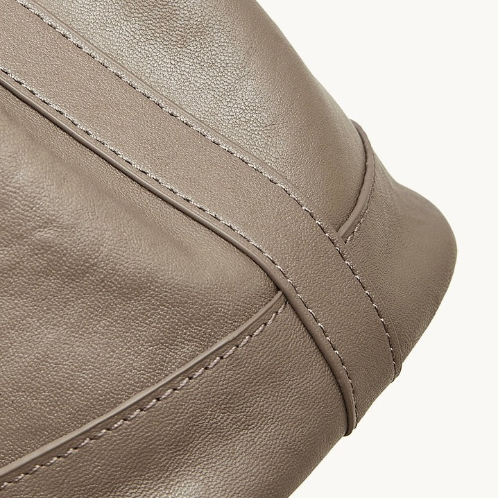 Sac à main tote en cuir véritable avec rivets -Grande Capacité, Style Vintage MYNELIA