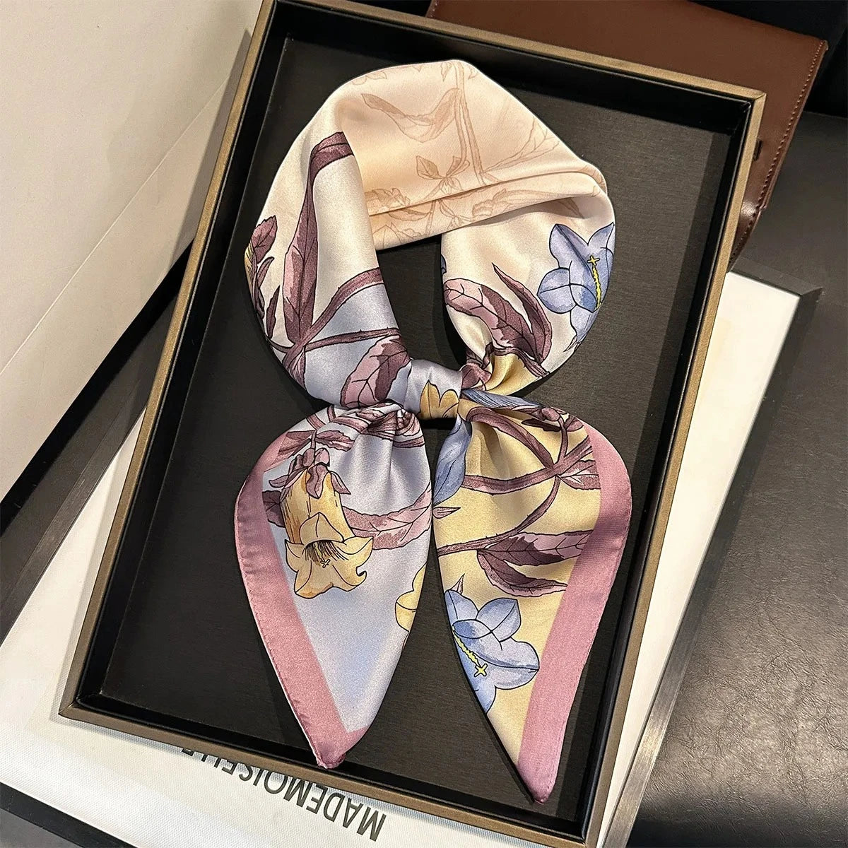 Foulard Carré Femme Motif Paisley – 70×70 cm, Doux & Multicolore MYNELIA