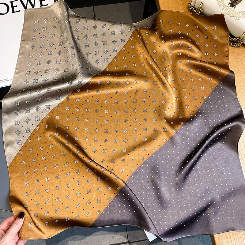 Foulard Femme 70x70cm – Motif Carreaux Chic MYNELIA