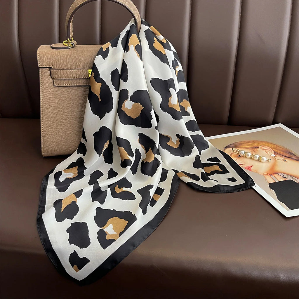 Foulard Carré Imprimé Léopard Effet Soie – Léger & Polyvalent