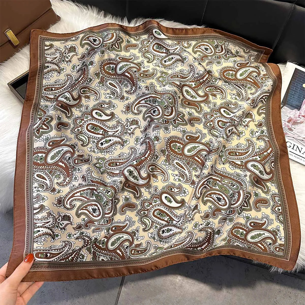 Foulard Carré Femme Motif Paisley – 70×70 cm, Doux & Multicolore MYNELIA