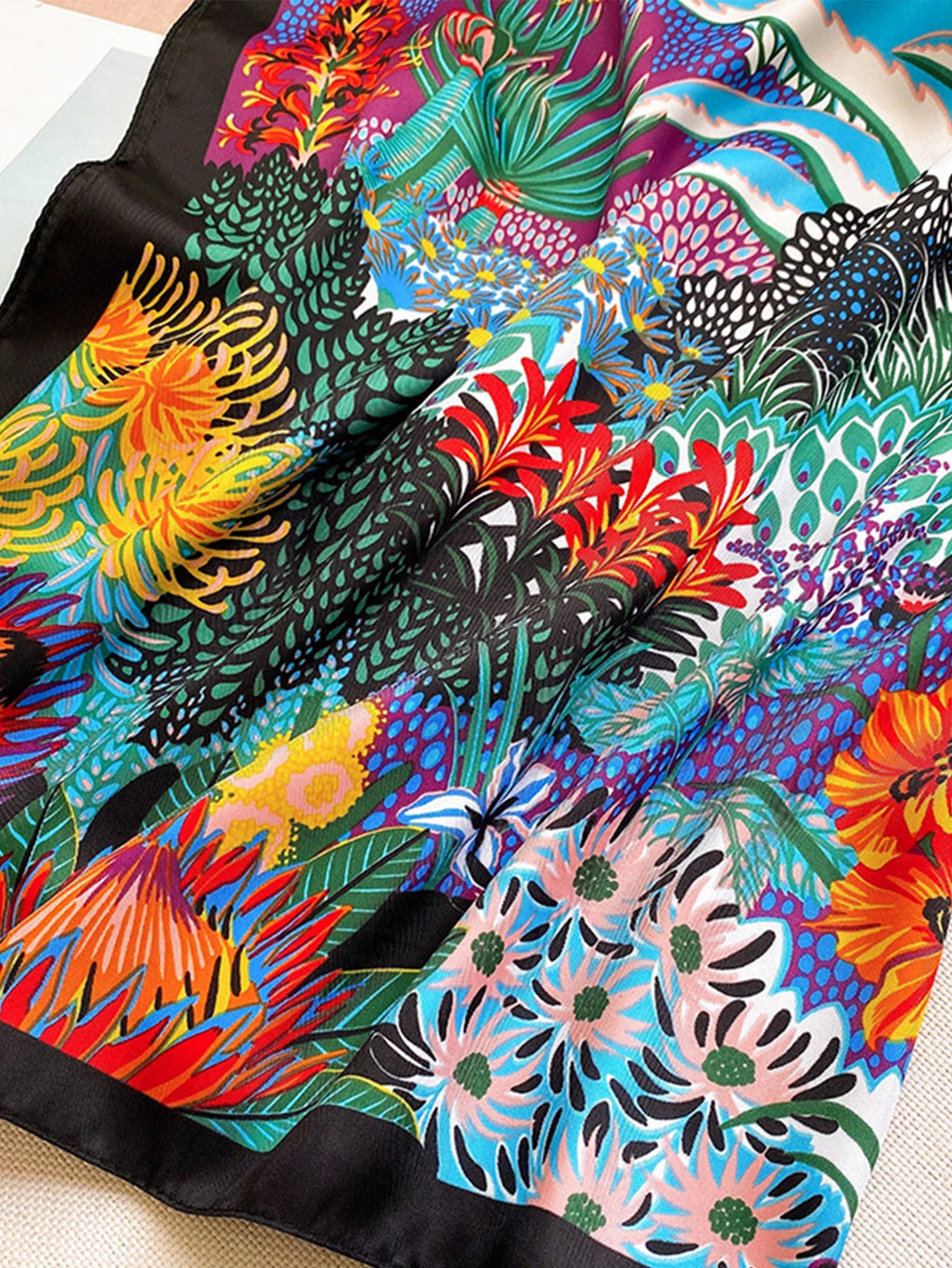 Foulard carré femme en polyester satiné – 90 × 90 cm