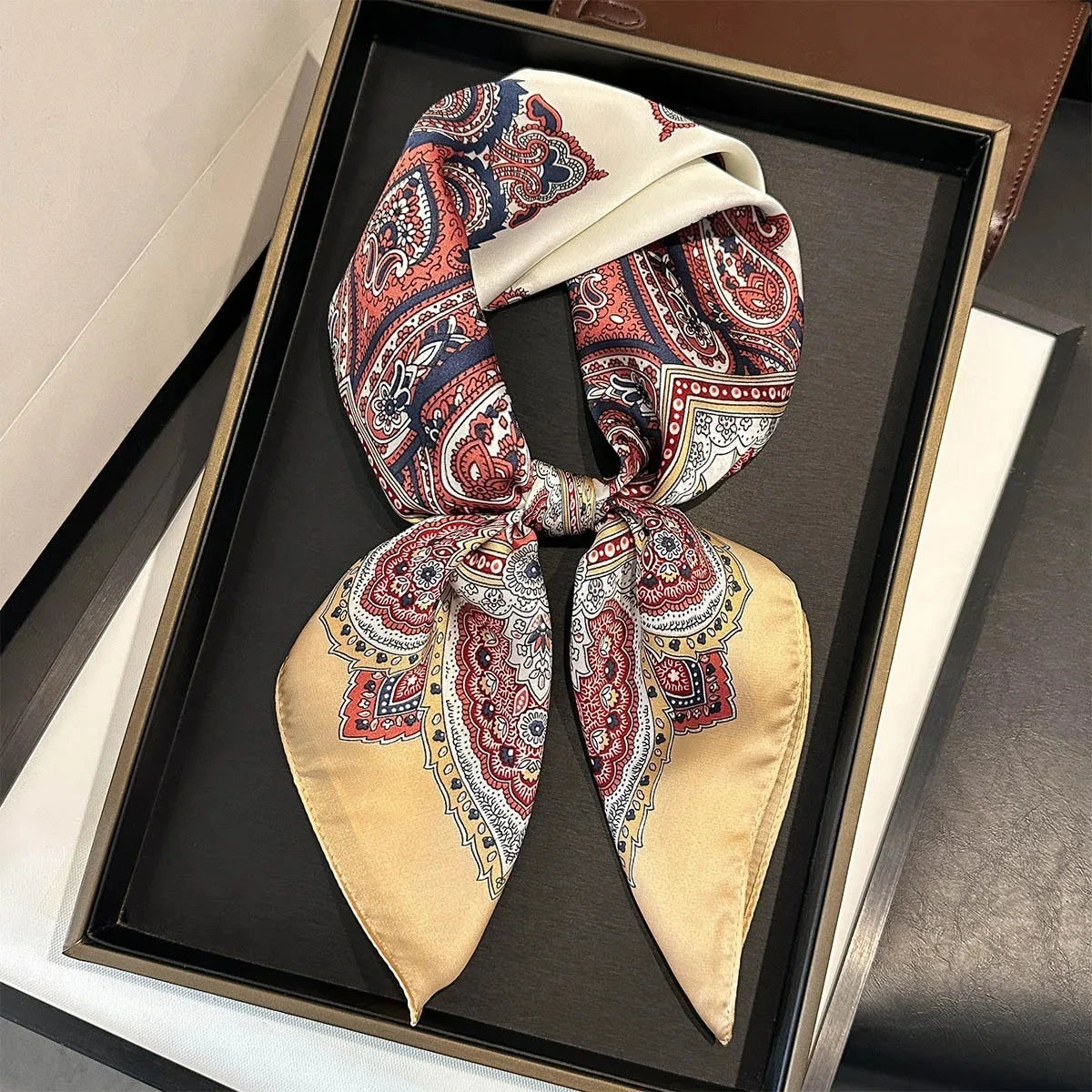 Foulard Carré Femme Motif Paisley – 70×70 cm, Doux & Multicolore MYNELIA