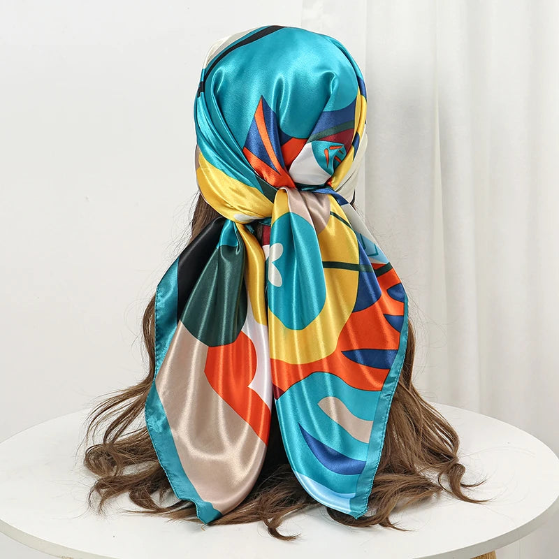 Foulard carré femme en polyester satiné – Motif floral 90 × 90 cm