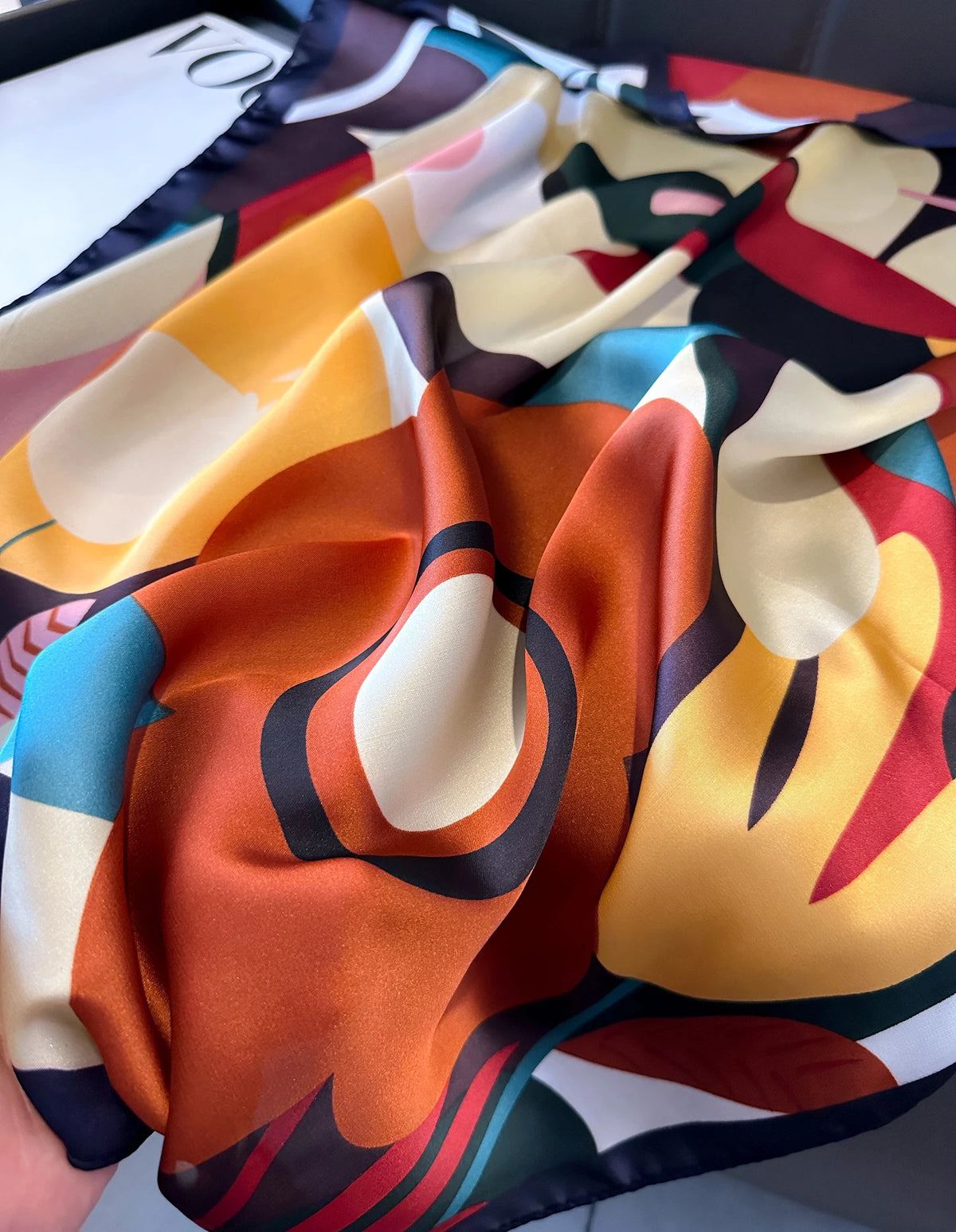 Foulard carré femme en polyester satiné – Motif floral 70 × 70 cm