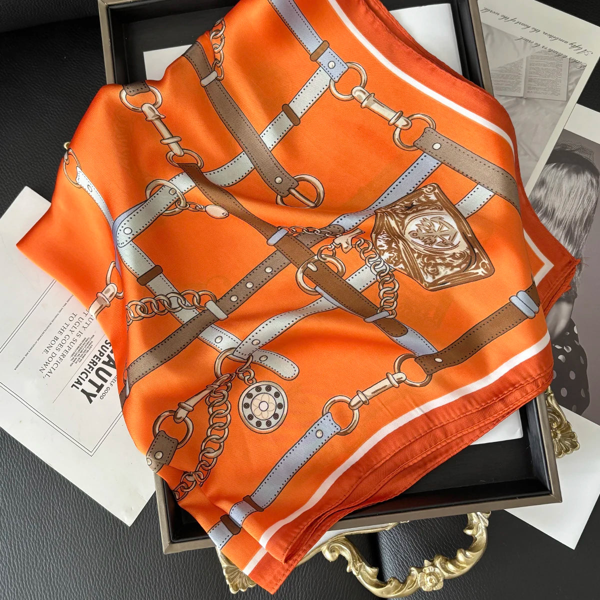 Foulard carré satiné en polyester à motifs brides et chaînes