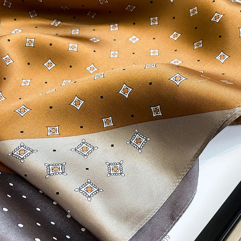 Foulard Femme 70x70cm – Motif Carreaux Chic MYNELIA