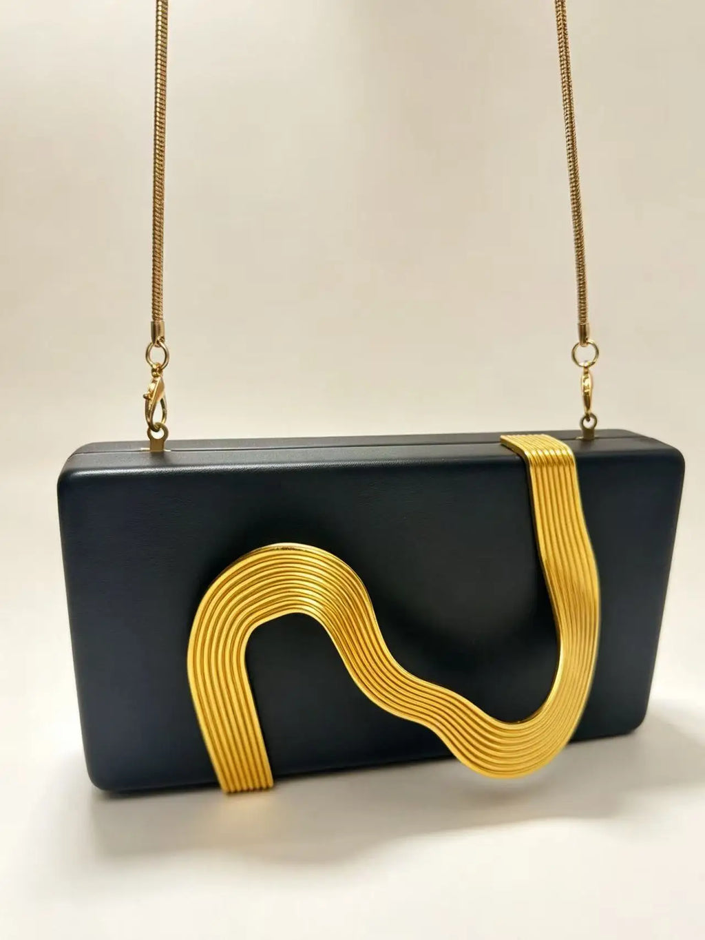 Pochette de soirée femme en simili cuir avec décor métallique