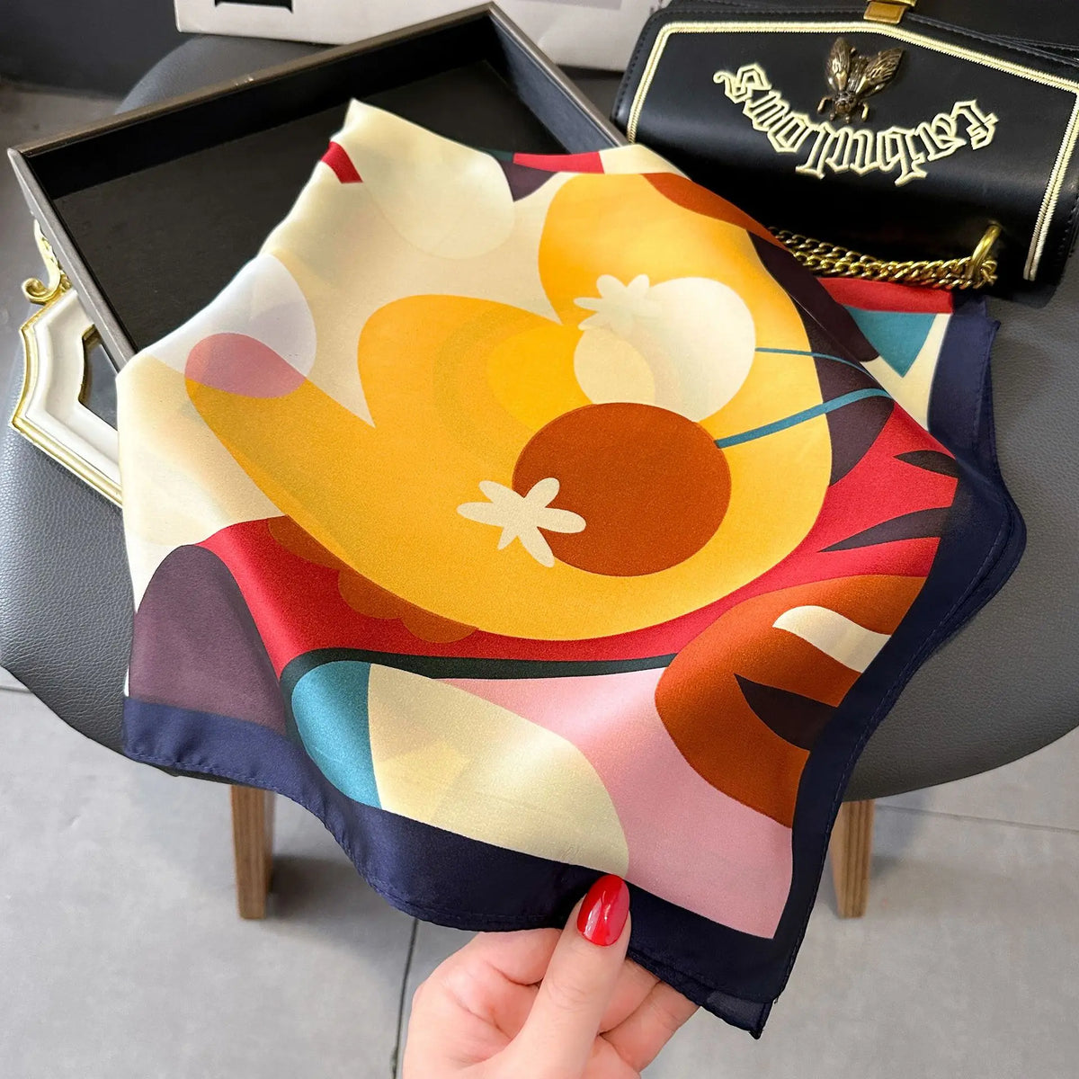 Foulard carré femme en polyester satiné – Motif floral 70 × 70 cm