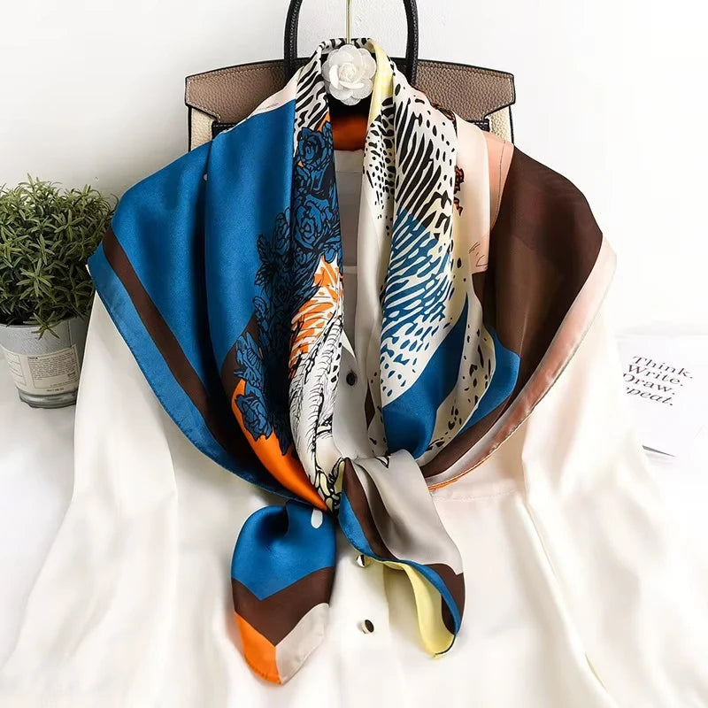 Foulard carré femme en polyester satiné effet soie – Imprimé animalier 90 × 90 cm