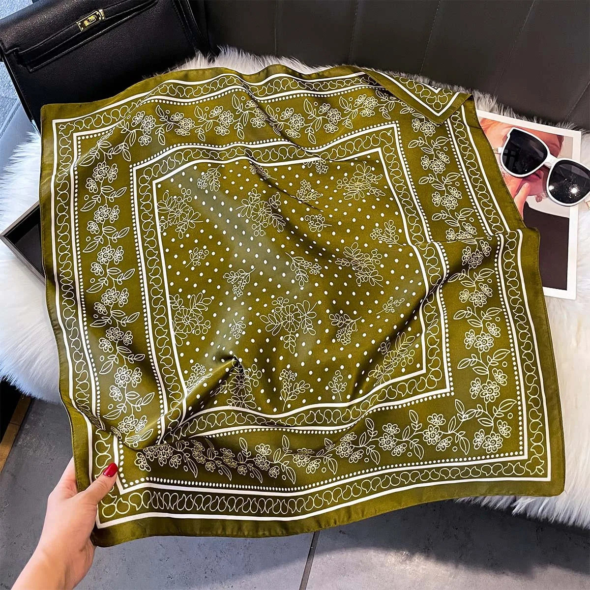 Foulard Carré Femme Motif Paisley – 70×70 cm, Doux & Multicolore MYNELIA