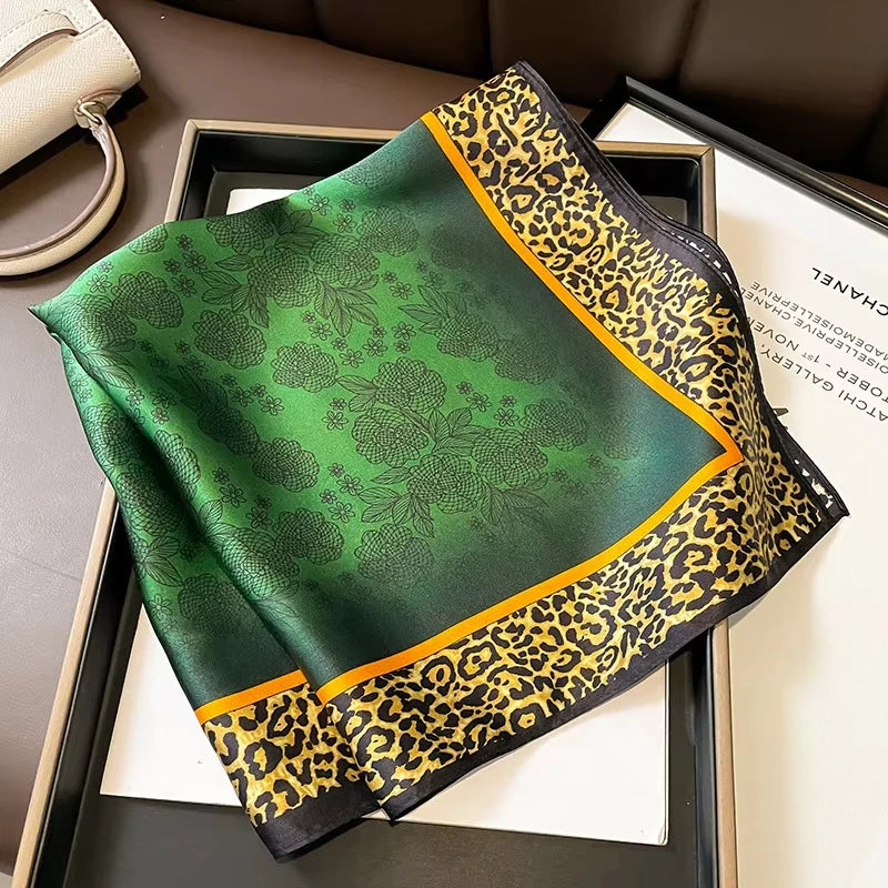 Foulard Carré Imprimé Léopard Effet Soie – Léger & Polyvalent