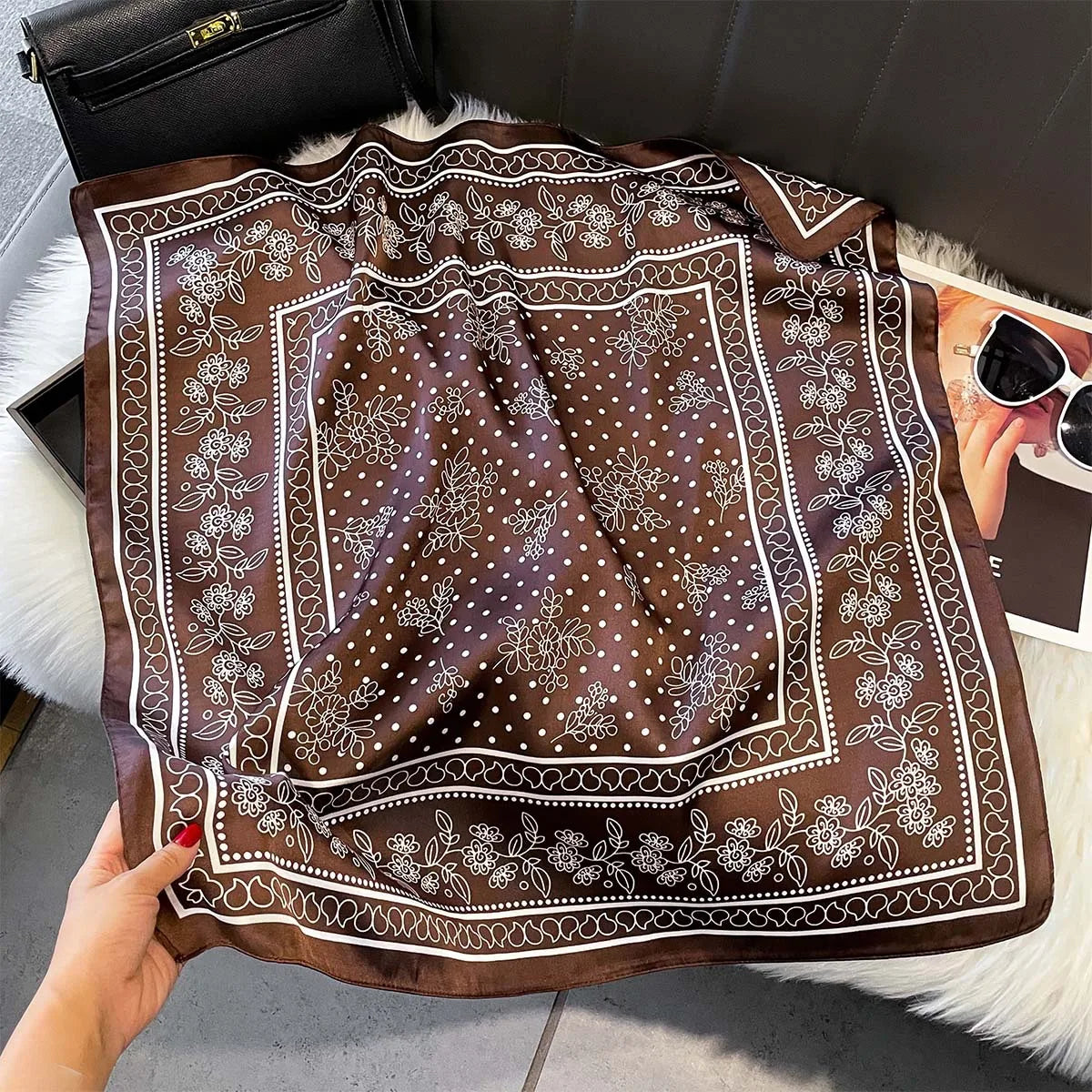 Foulard Carré Femme Motif Paisley – 70×70 cm, Doux & Multicolore MYNELIA