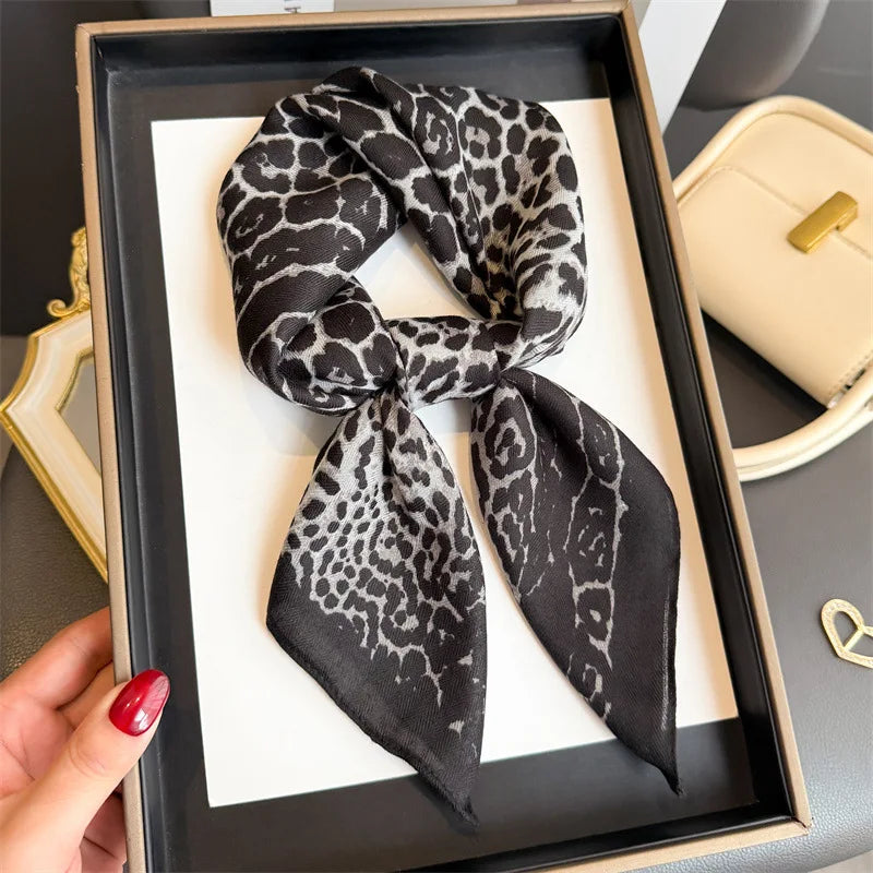 Foulard Carré Imprimé Léopard Effet Soie – Léger & Polyvalent