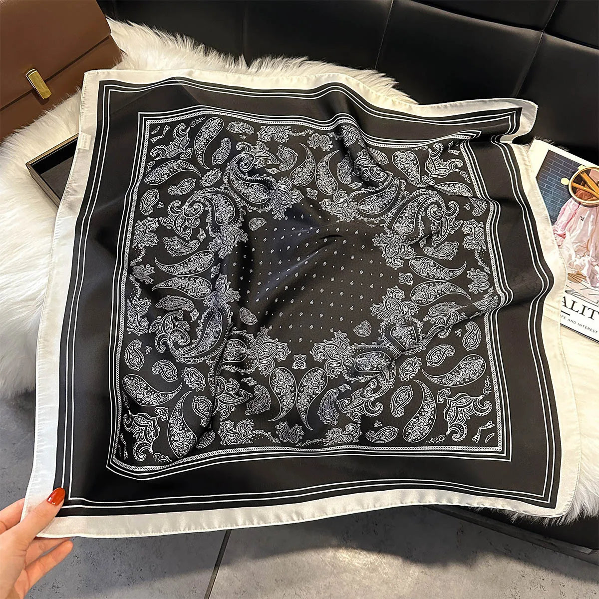 Foulard Carré Femme Motif Paisley – 70×70 cm, Doux & Multicolore MYNELIA