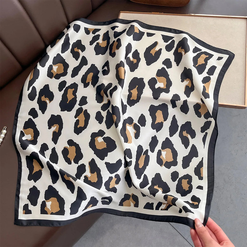 Foulard Carré Imprimé Léopard Effet Soie – Léger & Polyvalent