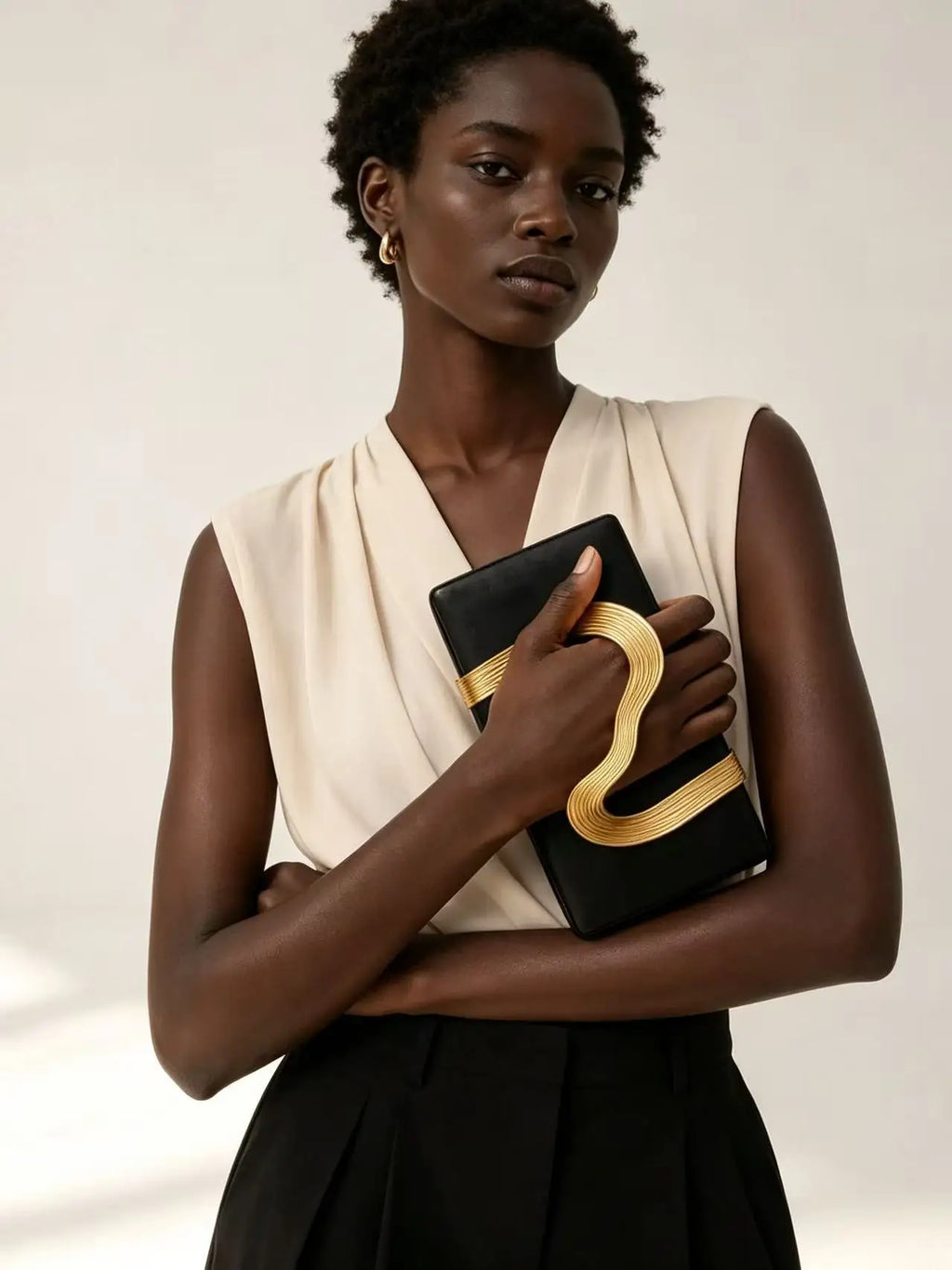 Pochette de soirée femme en simili cuir avec décor métallique