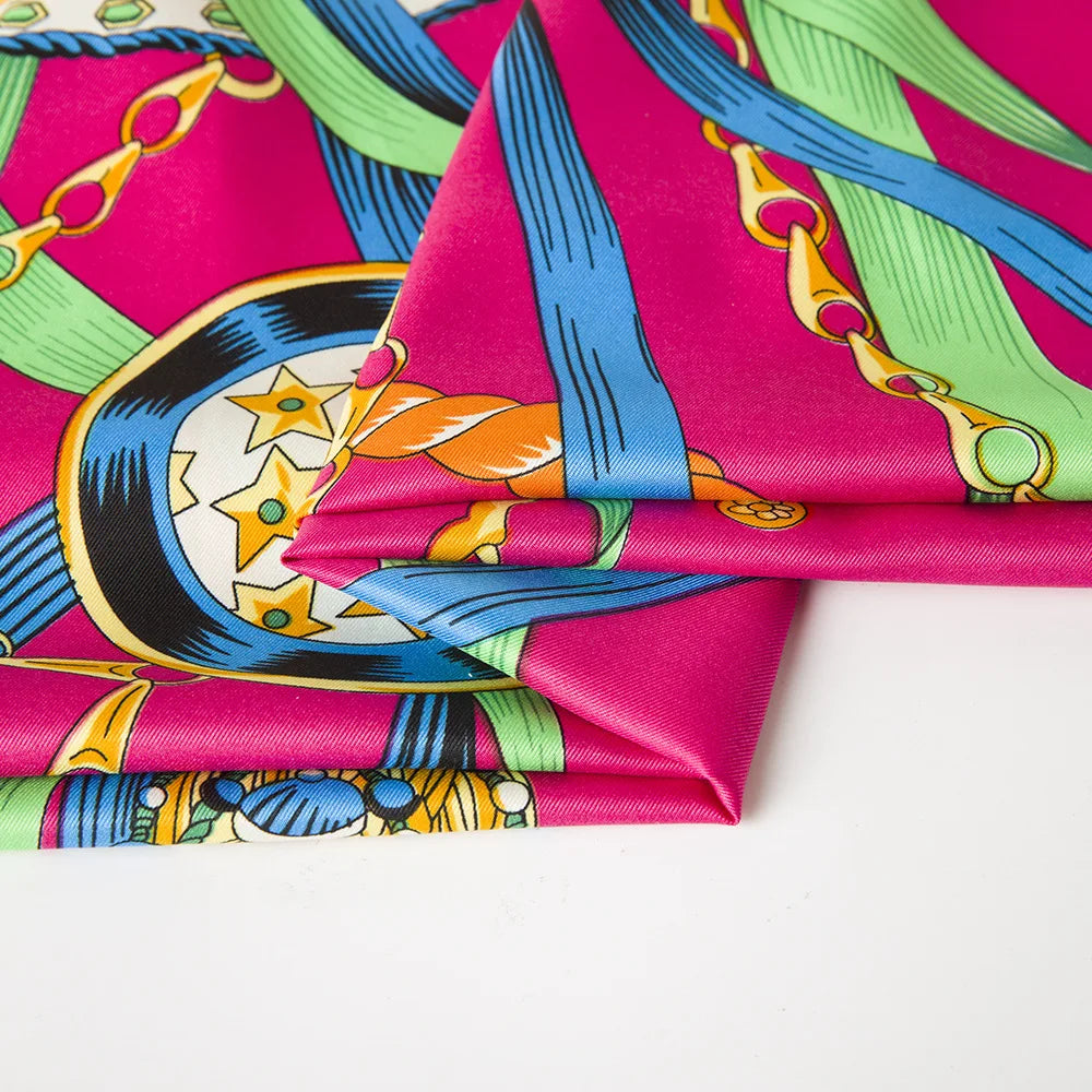 Grand foulard carré imprimé chaînes et rubans