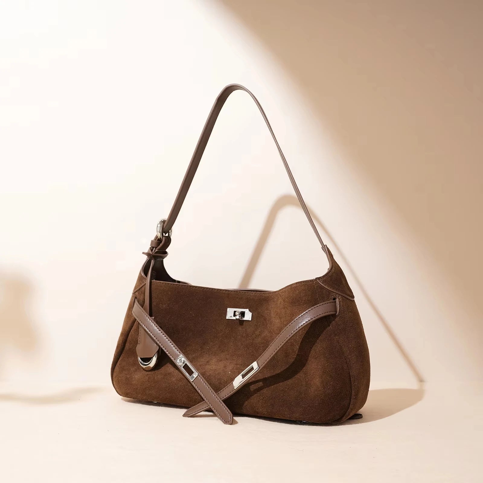Sac à main en cuir véritable demi-Lune-Fermeture tourniquet MYNELIA