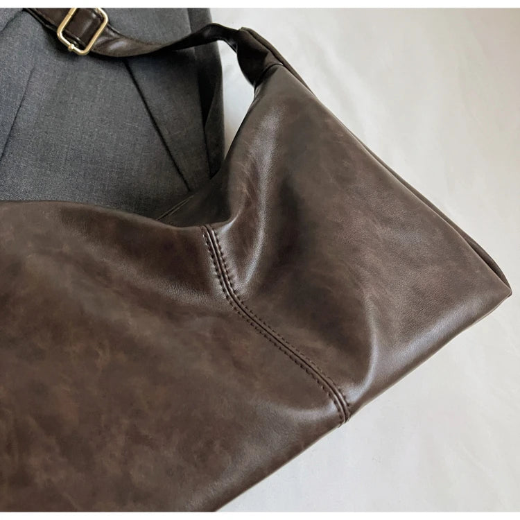 Sac demi-lune femme en simili cuir avec pendentif – 3 coloris