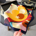 Foulard carré femme en polyester satiné – Motif floral 70 × 70 cm