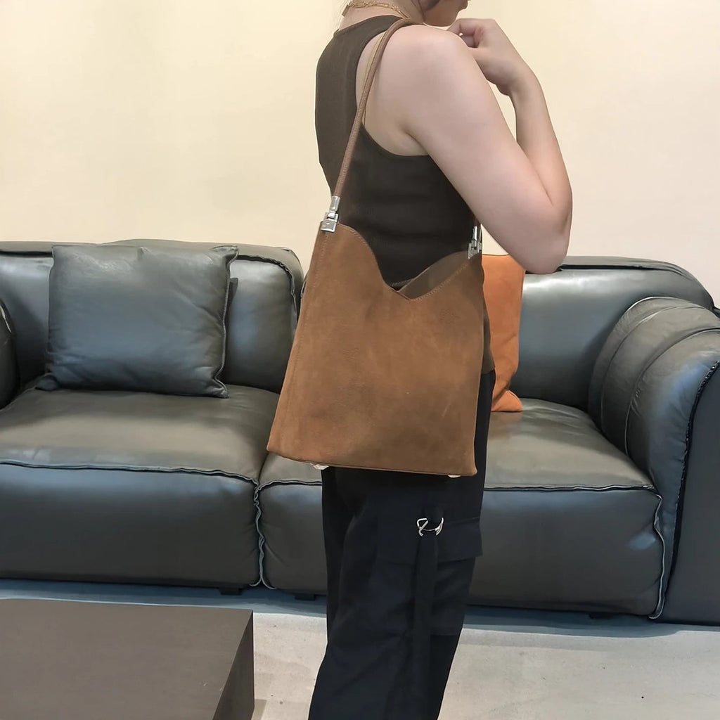 Sac hobo femme en cuir de vache véritable – Forme Bucket, Fermeture Magnétique MYNELIA