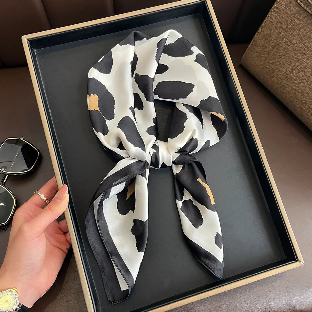 Foulard Carré Imprimé Léopard Effet Soie – Léger & Polyvalent