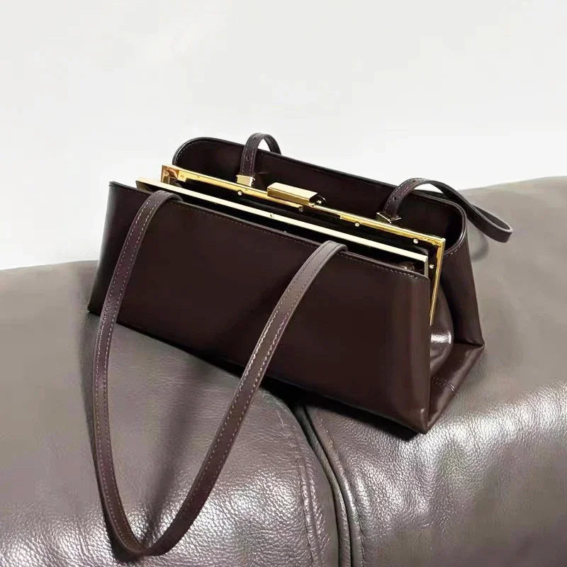Sac à main rectangulaire & Serrure Métallique – Élégance minimaliste