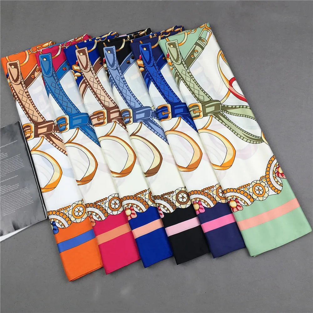 Grand foulard carré à motifs chaînes et brides – 130 × 130 cm