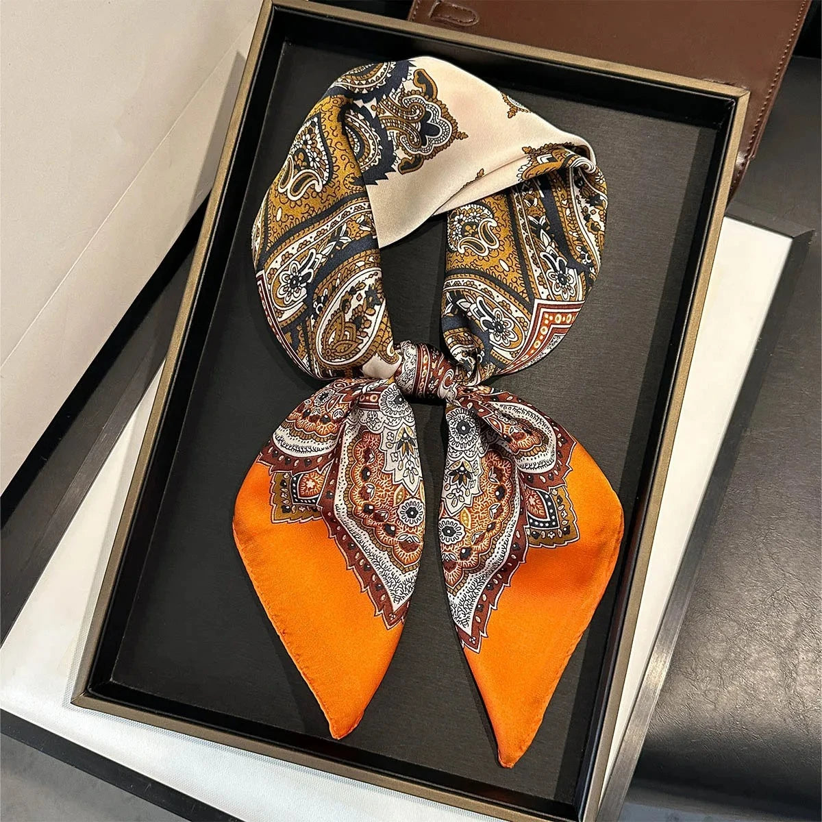 Foulard Carré Femme Motif Paisley – 70×70 cm, Doux & Multicolore MYNELIA