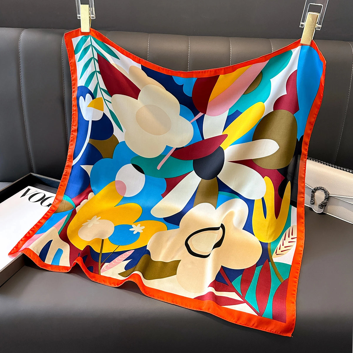 Foulard carré femme en polyester satiné – Motif floral 70 × 70 cm