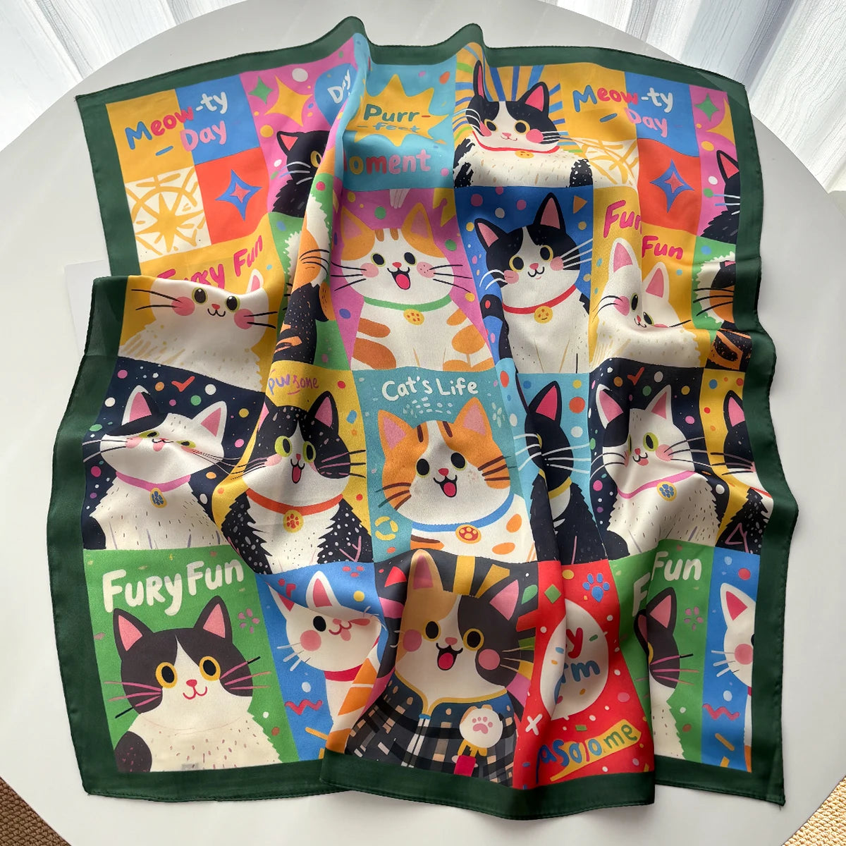 Foulard carré à imprimés chats, aspect satiné – 70 × 70 cm