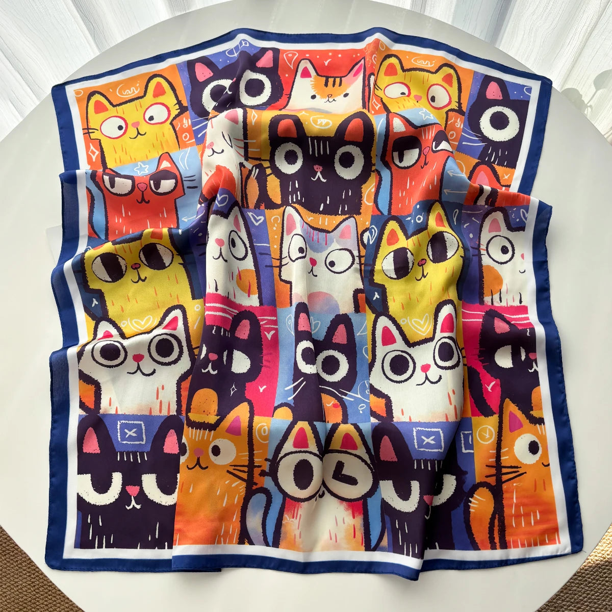 Foulard carré à imprimés chats, aspect satiné – 70 × 70 cm