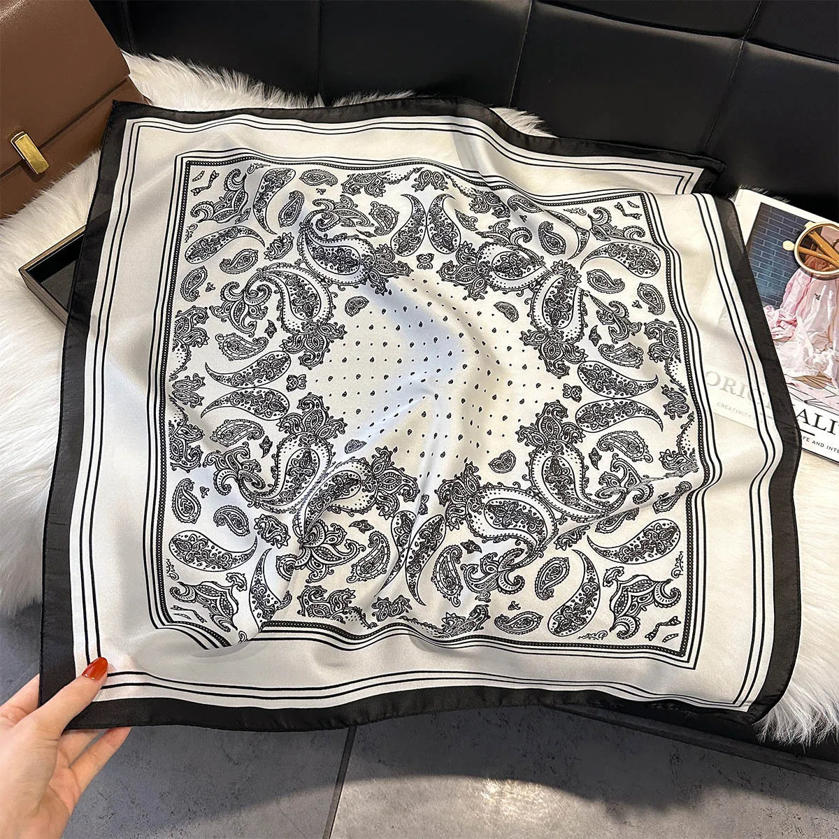 Foulard Carré Femme Motif Paisley – 70×70 cm, Doux & Multicolore MYNELIA
