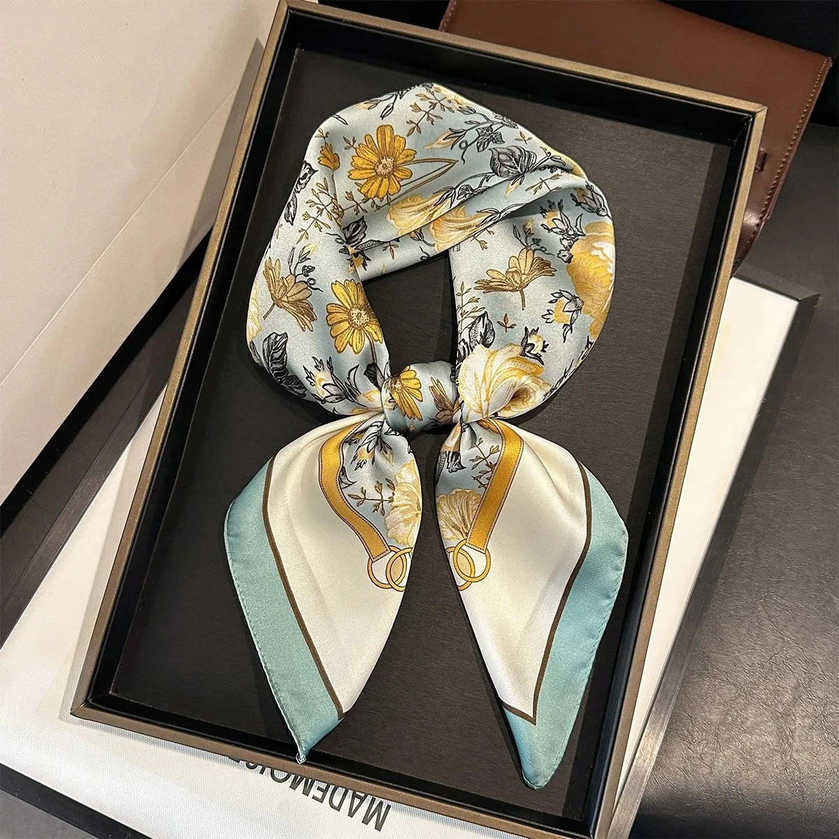 Foulard Carré Femme Motif Paisley – 70×70 cm, Doux & Multicolore MYNELIA