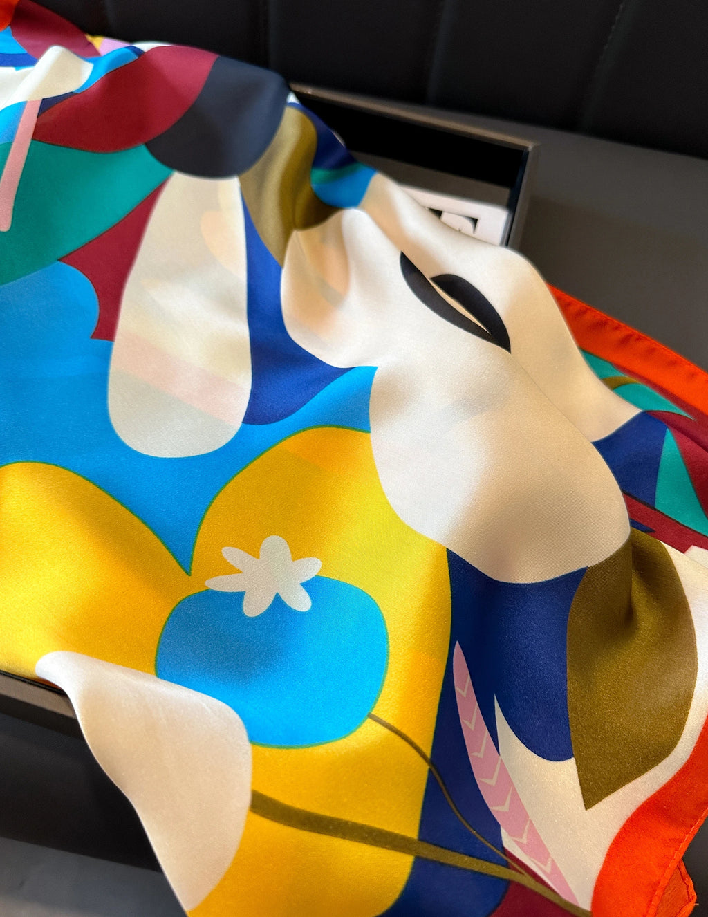 Foulard carré femme en polyester satiné – Motif floral 70 × 70 cm