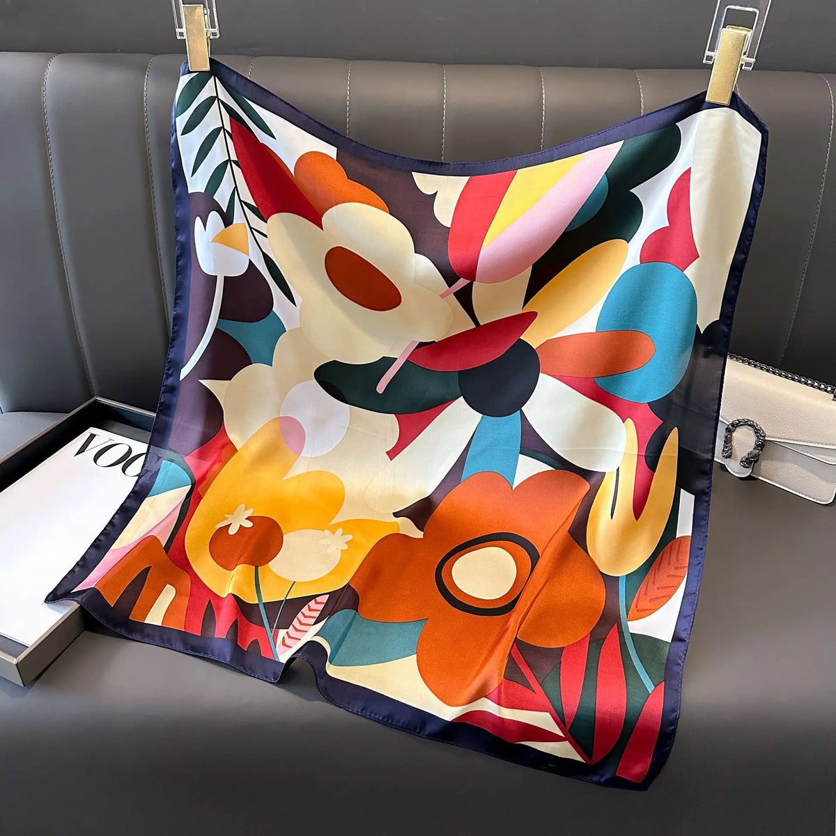 Foulard carré femme en polyester satiné – Motif floral 70 × 70 cm