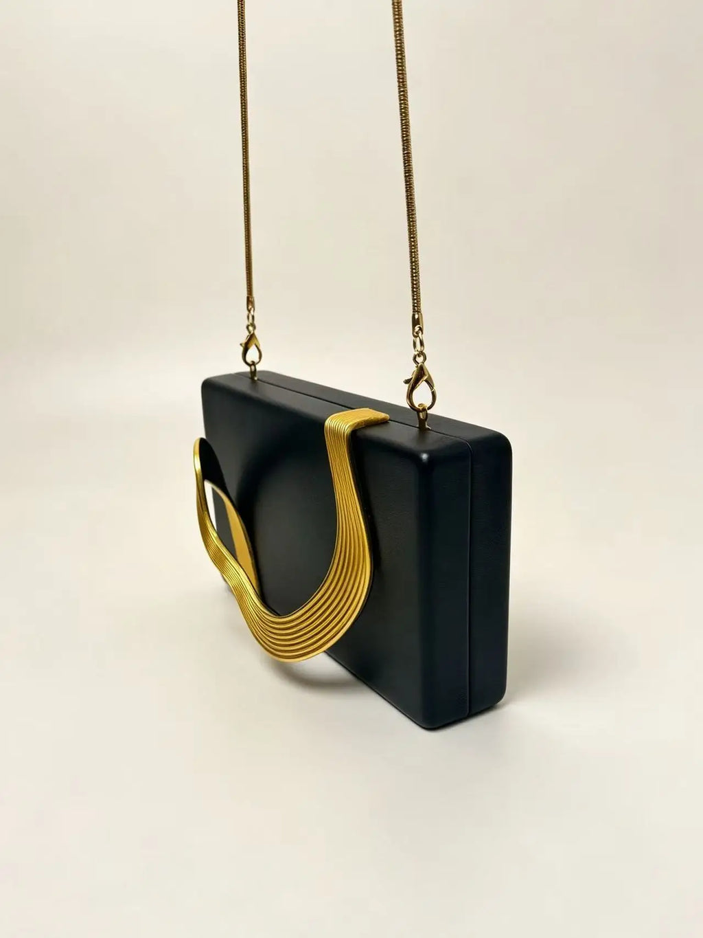 Pochette de soirée femme en simili cuir avec décor métallique