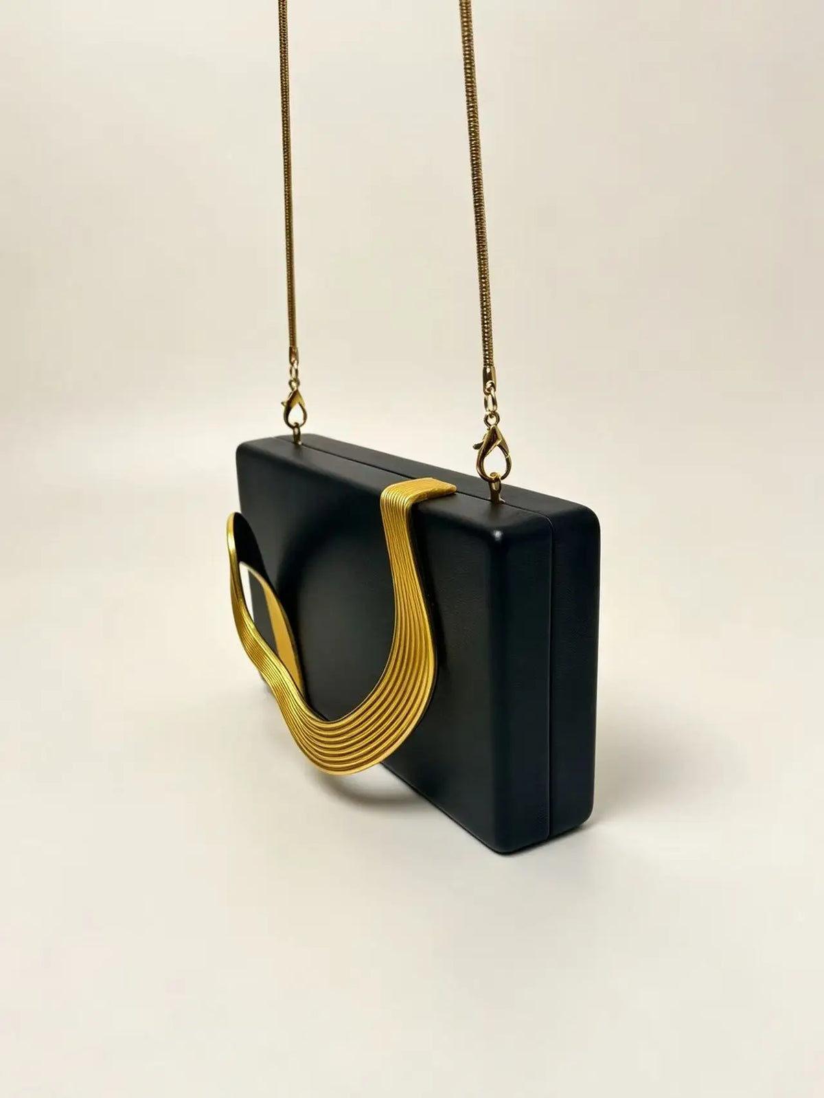 Pochette de soirée femme en simili cuir avec décor métallique