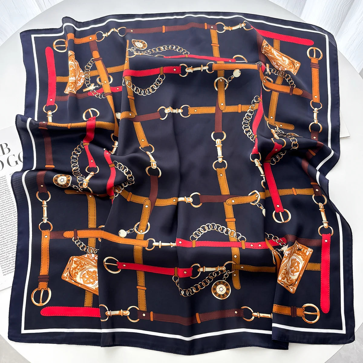 Foulard carré satiné en polyester à motifs brides et chaînes