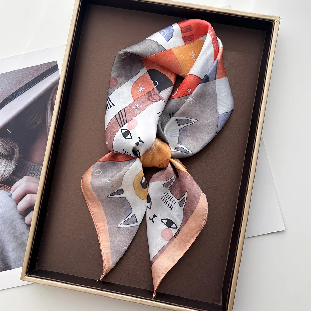 Foulard carré à imprimés chats, aspect satiné – 70 × 70 cm