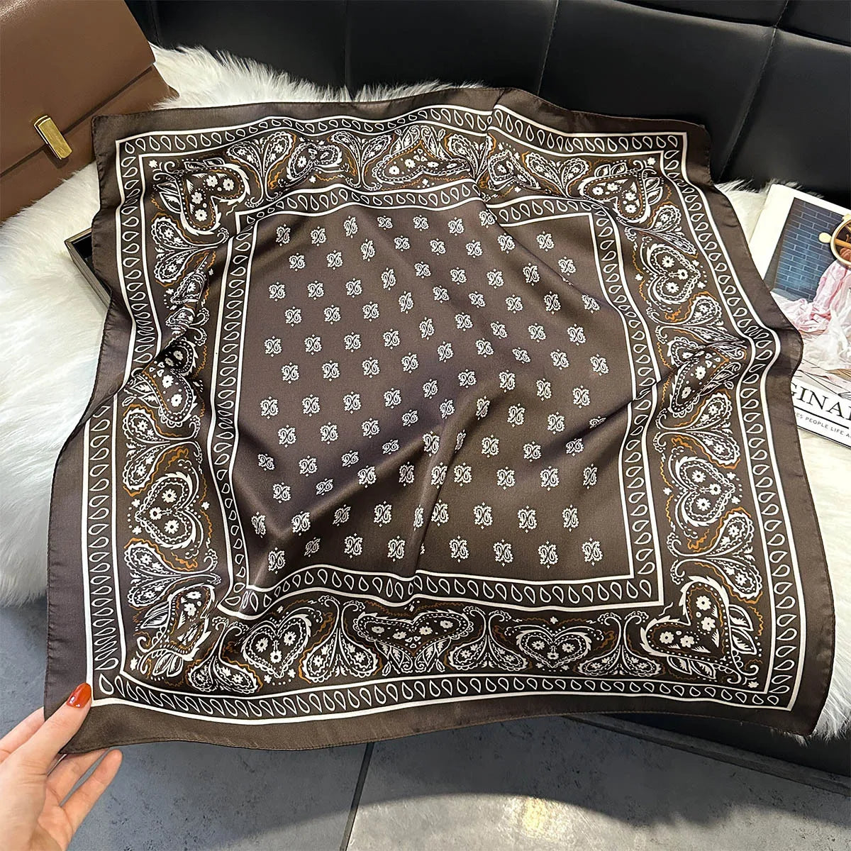 Foulard Carré Femme Motif Paisley – 70×70 cm, Doux & Multicolore MYNELIA