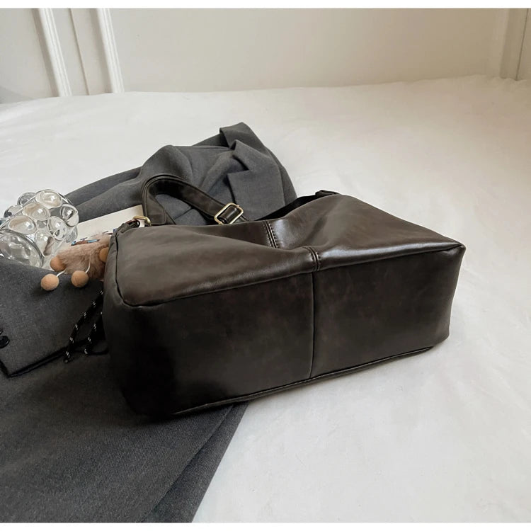 Sac demi-lune femme en simili cuir avec pendentif – 3 coloris
