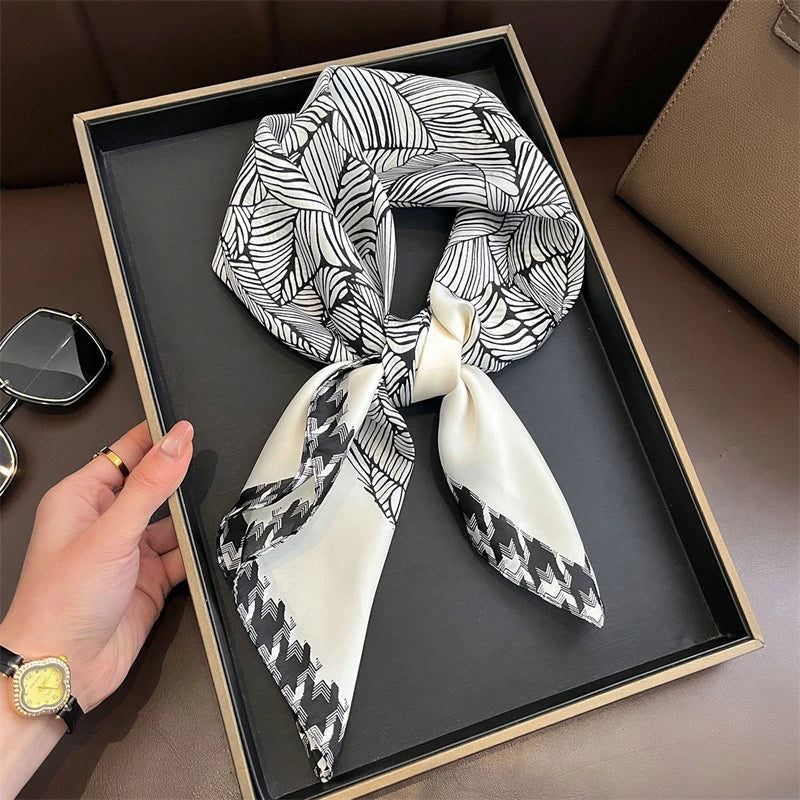 Foulard Carré Imprimé Floral 70×70 cm – Léger & Multicolore, Femme MYNELIA